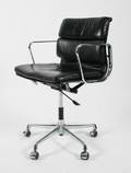 Charles Eames KontorArmstol i sort læder fra serien Soft Pad Grp.