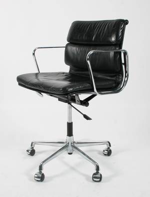 Charles Eames KontorArmstol i sort læder fra serien Soft Pad Grp.