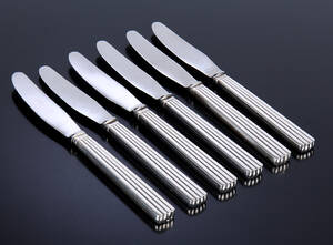 Sigvard Bernadotte for Georg Jensen. Bernadotte seks middagsknive med skafter af sterlingsølv 6 