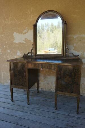 Skrivbord med spegelkrön