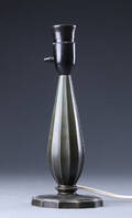 Just Andersen. Bordlampe af diskometal  