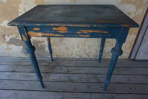 Blått bord med svarvade ben