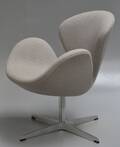 Arne Jacobsen. Lænestol Svanen, lys grå Hallingdal uld, model 3320