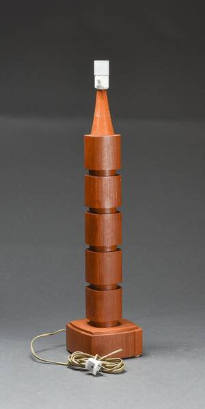 Bordslampa, fanerad i teak Denna vara har satts till omförsäljning under nytt varunummer4811976