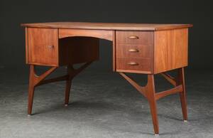 Skrivebord af teaktræ, dansk møbelproducent, 1960erne