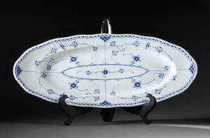 Royal Copenhagen. Musselmalet halvblonde fiskefad nr. 537, 1894-1897