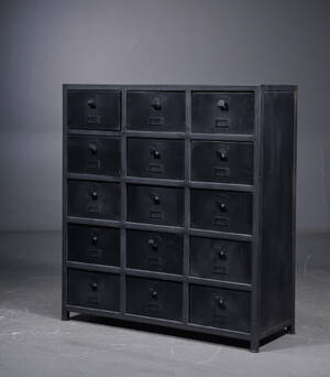 Skuffereol i industrielt design.