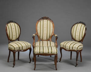 Armstol med skammel samt et par stole i rokokostil 4