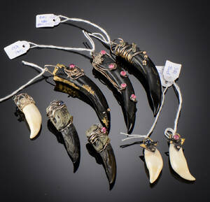 Otte vedhæng af sælklør og tænder 8