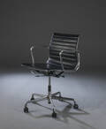 Charles Eames. Kontorstol model EA 117, sort læder