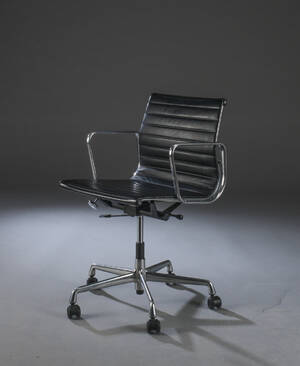 Charles Eames. Kontorstol model EA 117, sort læder