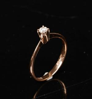 Brillantring, udført i 14 kt guld med brillant, 0.10 ct