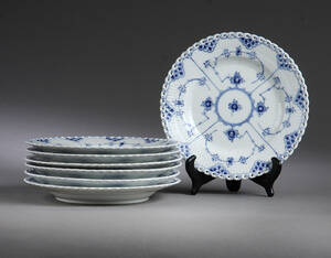 Royal Copenhagen, Musselmalet helblonde middagstallerkener af porcelæn 7