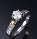 Brillant solitairering af platin med detaljer af 18 kt. guld, i alt ca. 1.22 ct