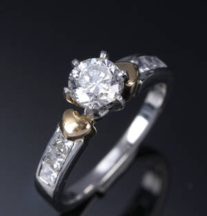 Brillant solitairering af platin med detaljer af 18 kt. guld, i alt ca. 1.22 ct