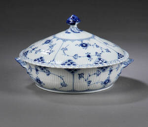 Royal Copenhagen, Musselmalet helblonde lågskål af porcelæn
