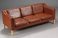 Dansk møbelproducent. Tre-pers. sofa, brunt skind