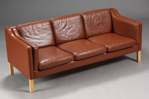 Dansk møbelproducent. Tre-pers. sofa, brunt skind