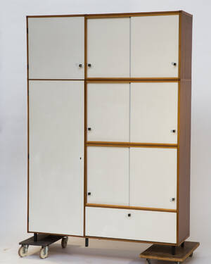 Großer Schrank mit weißen Türen