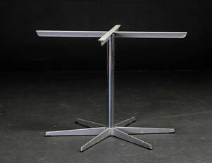 Arne Jacobsen. Bordstel af grålakeret jern