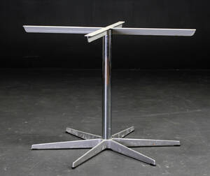Arne Jacobsen. Bordstel af grålakeret jern