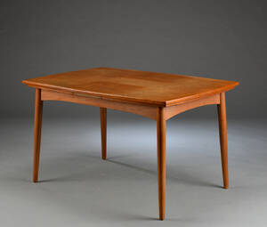 Spisebord af teaktræ med hollandsk udtræk, på runde tilspidsede ben. 