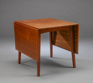 Spisebord af teaktræ med to klapper på skråtstillede ben