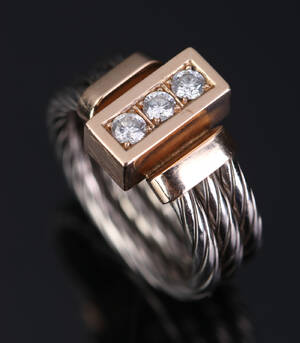 Ring i 14 kt guld og stål prydet med tre brillanter i alt ca. 0.30 ct