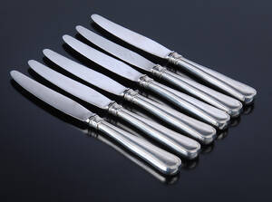 Seks dobbeltriflede middagsknive med skafter af sølv 6