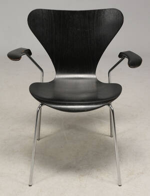 Arne Jacobsen. Syver stol med armlæn, model 3207
