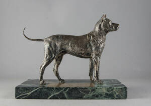 Hund på marmorsockel i silver.