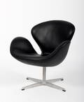 Arne Jacobsen. Svanen, Lænestol model 3320. Sort anilin læder.