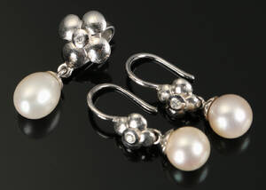 Smykkeset. Vedhængørestikker af hvidguld 14 kt med perler. 3