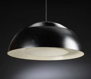 Arne Jacobsen. AJ-Pendel med skærm af sort metal.
