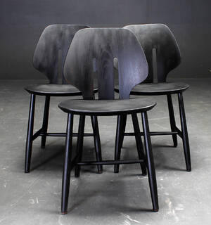 Ejvind A. Johansson for FDB. Tre sortmalede stole af træ, model J67 3