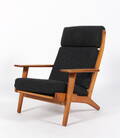 Hans J. Wegner. Højrygget lænestol, model GE-290 .