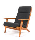 Hans J. Wegner. Højrygget lænestol, model GE-290 .