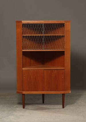 Dansk møbelproducent. hjørneskab af teaktræ 