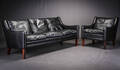 Dansk møbelproducent. Tre-pers. sofa samt tilsvarende lænestol, sort læder og Rio palisander 2