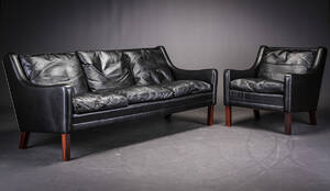 Dansk møbelproducent. Tre-pers. sofa samt tilsvarende lænestol, sort læder og Rio palisander 2