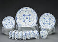 Royal Copenhagen. Samling musselmalet halvblond porcelæn 30