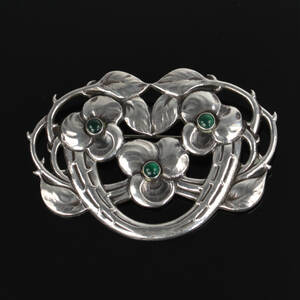 Skønvirke broche af sølv. 