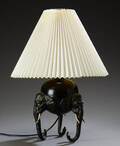 Bordlampe af patineret metal 