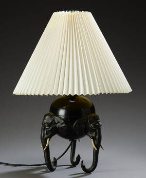 Bordlampe af patineret metal 