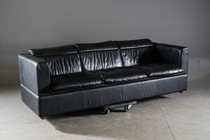 3-sits soffa i svart skinn.