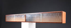 Brouer. Vitrine med glas skydelåger, palisander