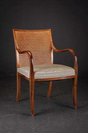 Dansk snedkermester. Armstol af nøddetræ