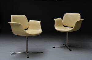 Johannes Foersom  Peter Hiort-Lorenzen. Et par Flamingo armstole, model EJ 205 2
