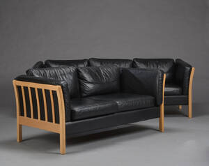 Møbelproducent. Tre og to pers. sofa, med stel og tremmesider af bøgetræ. 2