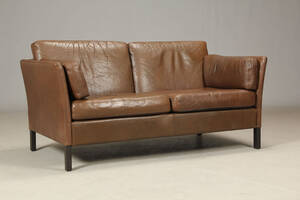 Dansk møbelproducent. To pers. sofa.